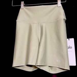 Alo Brand XX-Small Brand New Legging-Shorts!! Limestone color!